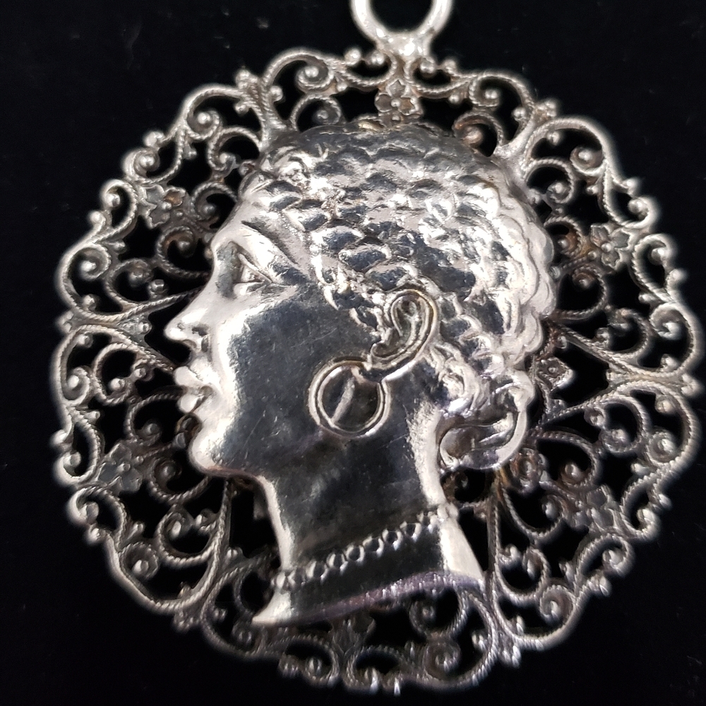 Stunning metal cameo/portait on filigree pendant necklace